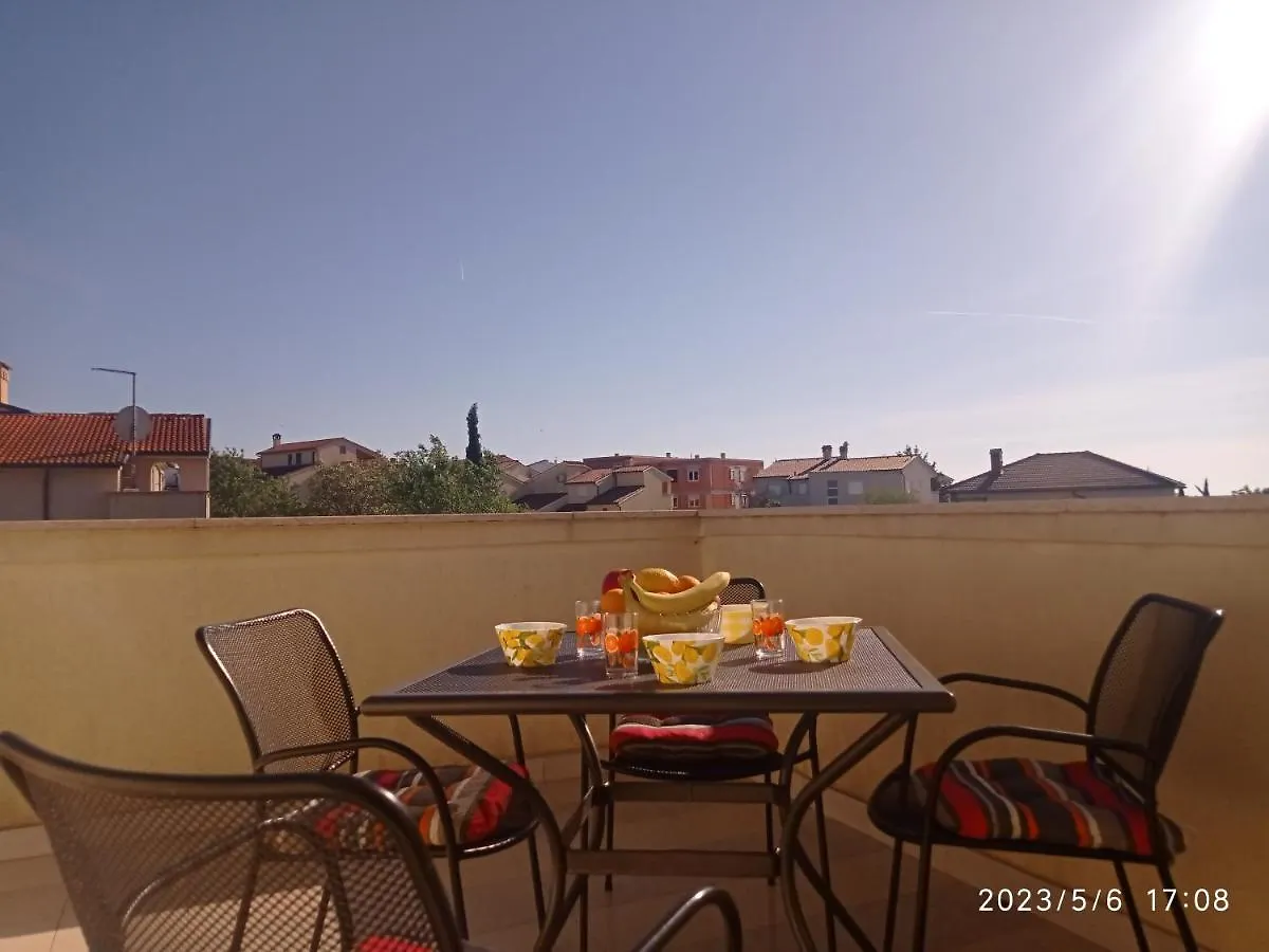 Sunny Apartment By The Sea Pula